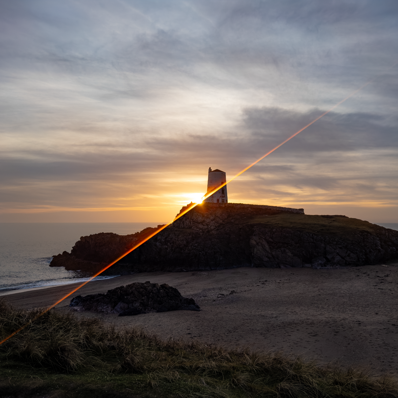 Warm horizontal flare created with the Gold Streak Filter